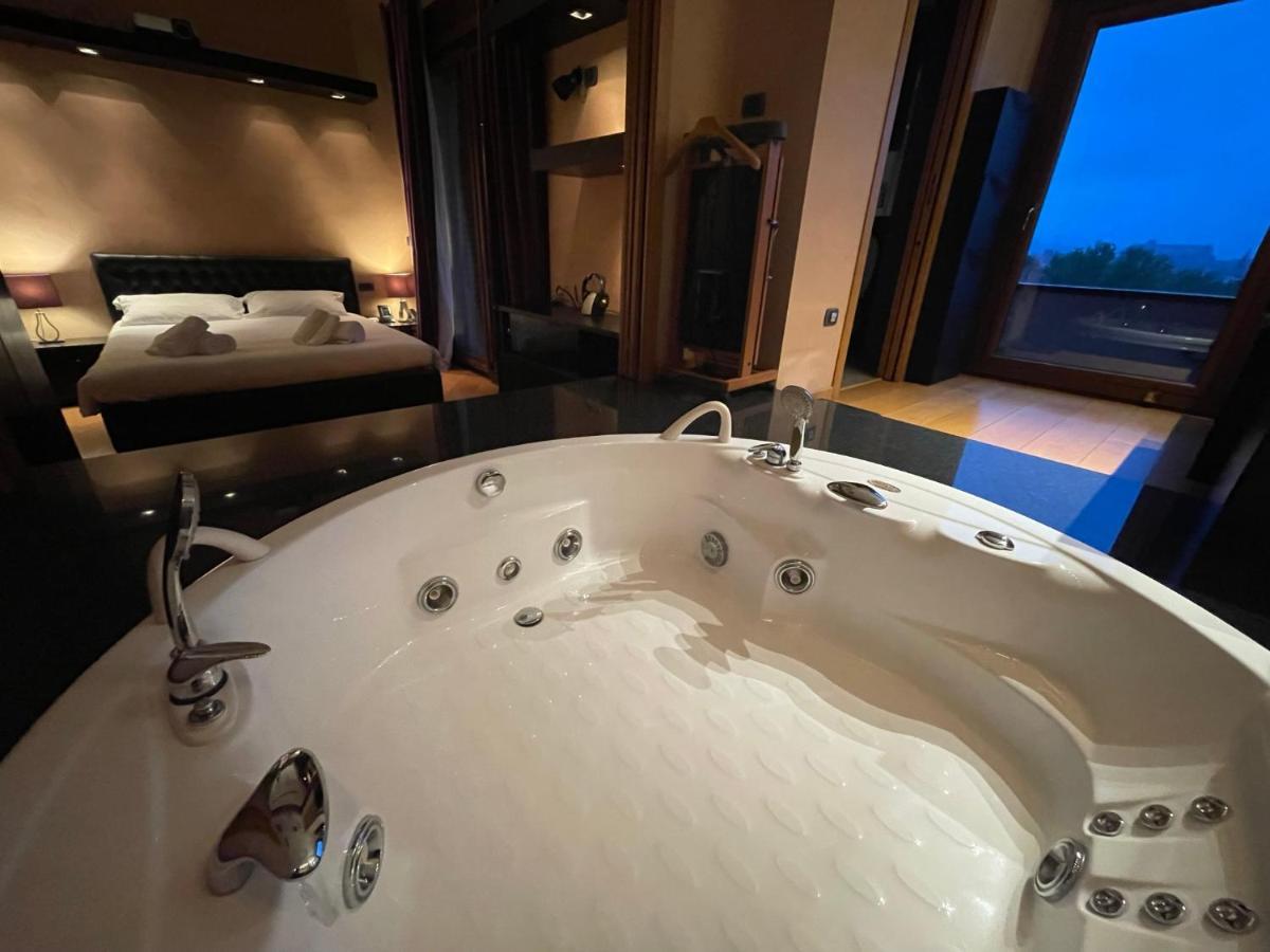 Attico Con Vista Spettacolare E Jacuzzi Apartment โบโลญญา ภายนอก รูปภาพ