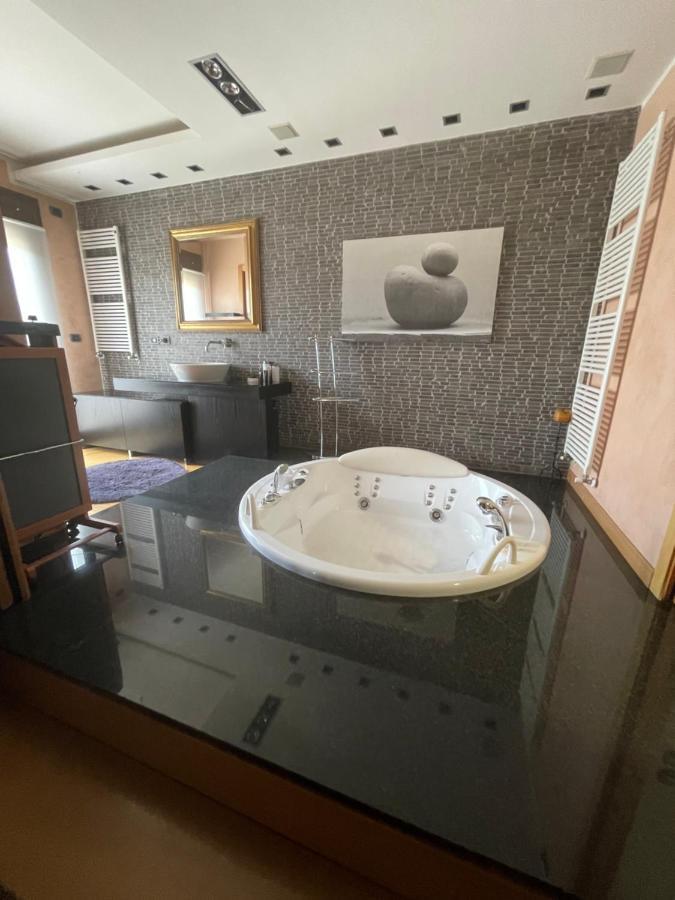 Attico Con Vista Spettacolare E Jacuzzi Apartment โบโลญญา ภายนอก รูปภาพ